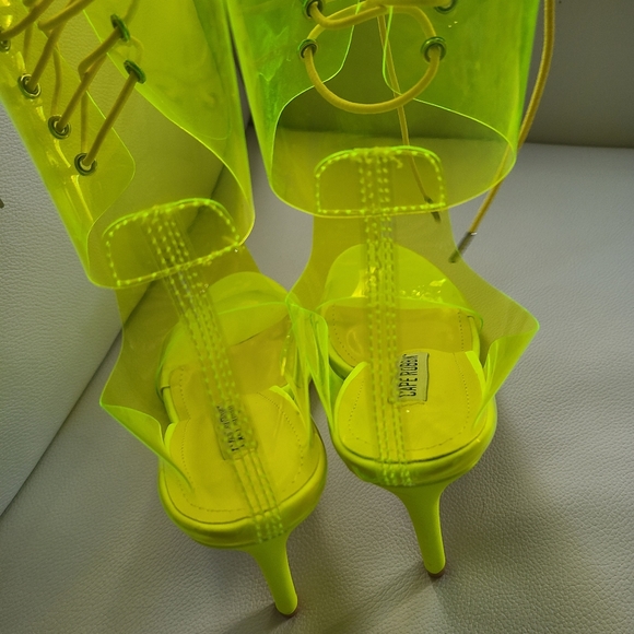 Cape Robbin 💚💛 Neon 💛💚 yellow heels - Picture 8 of 13